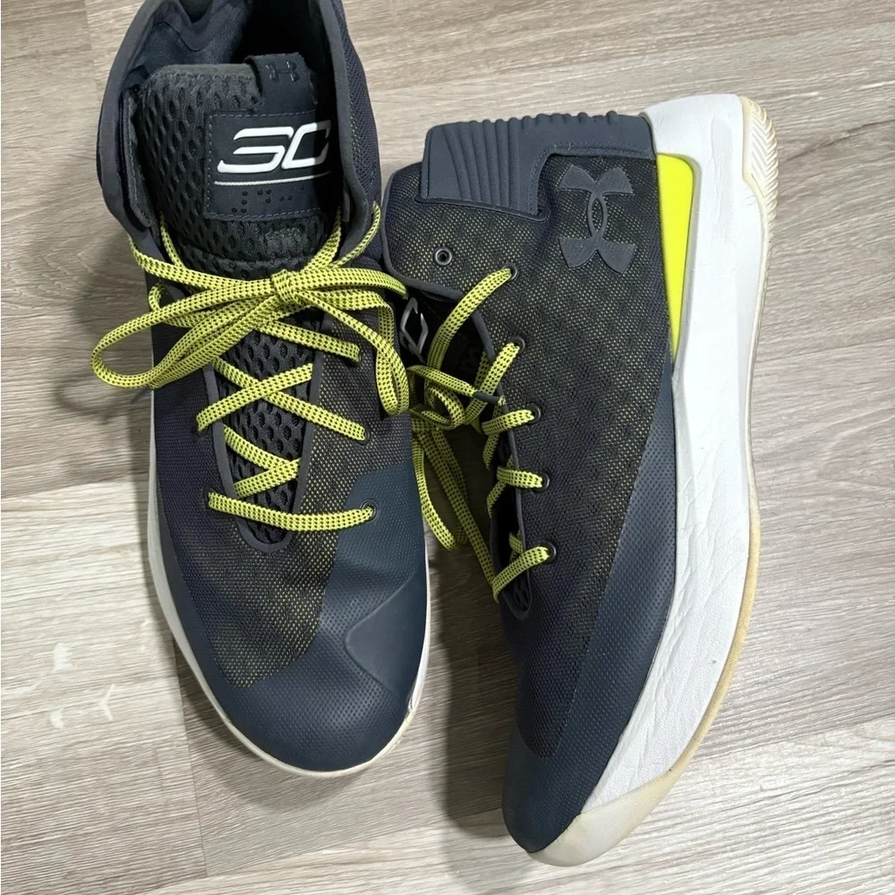Under Armour Men's Curry SC Basketballl shoes.